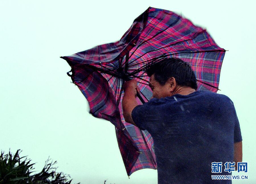 8月8日，福建省石獅市漁民在風(fēng)雨中前行。
