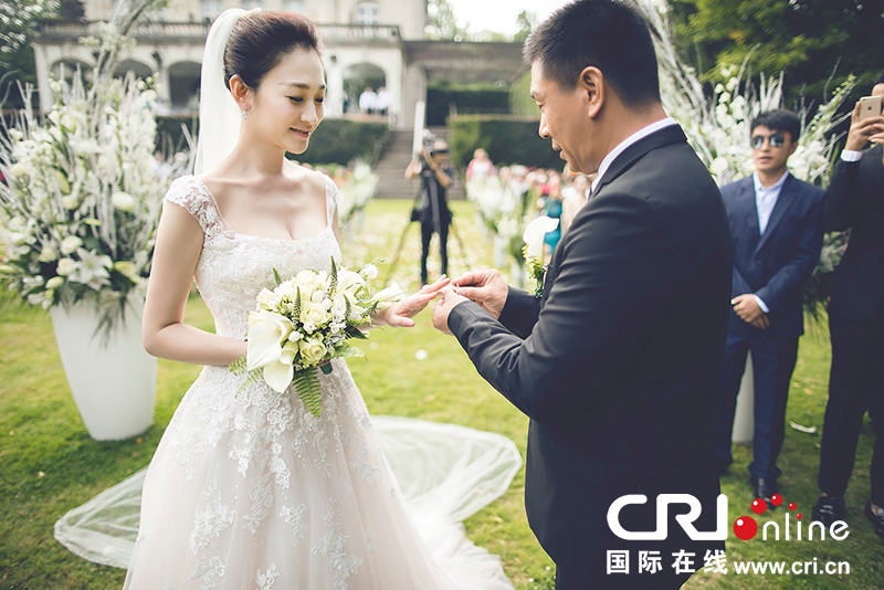 李小冉比利時(shí)辦婚禮 朱丹、鐘欣潼、應(yīng)采兒做伴娘