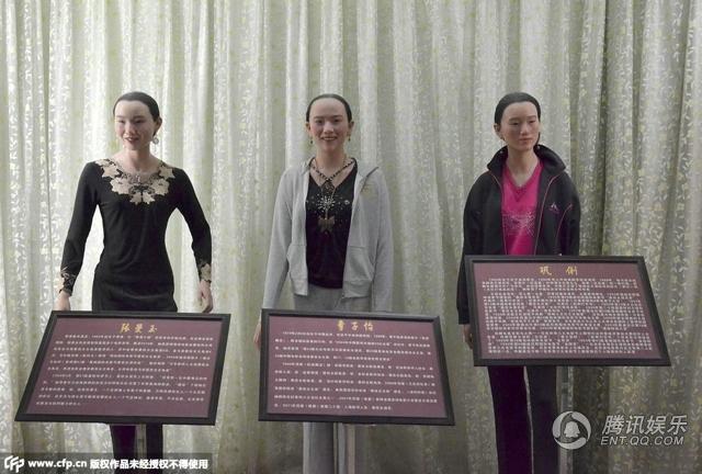 ，“華鎣山中外名人蠟像館”中的蠟像，被網(wǎng)友稱作“華鎣山農(nóng)貿(mào)服裝發(fā)布會”。