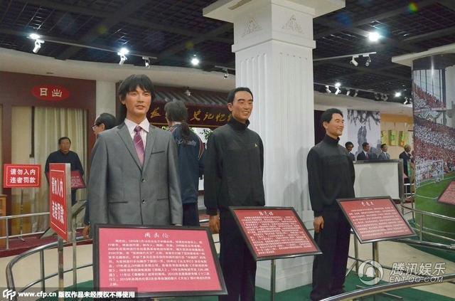 “華鎣山中外名人蠟像館”中的蠟像，被網(wǎng)友稱作“華鎣山農(nóng)貿(mào)服裝發(fā)布會”。
