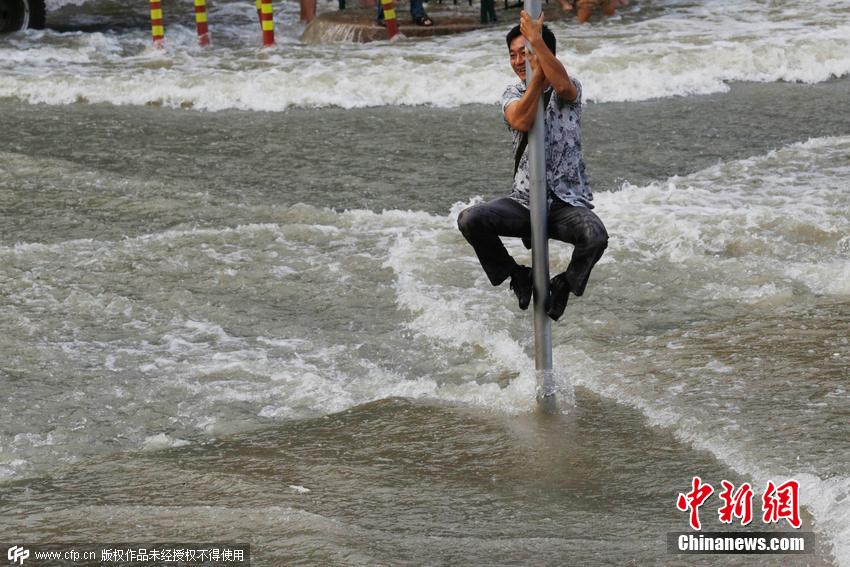 杭州錢塘江珊瑚沙水庫(kù)段，兇猛的“鬼王潮”沖上岸來(lái)