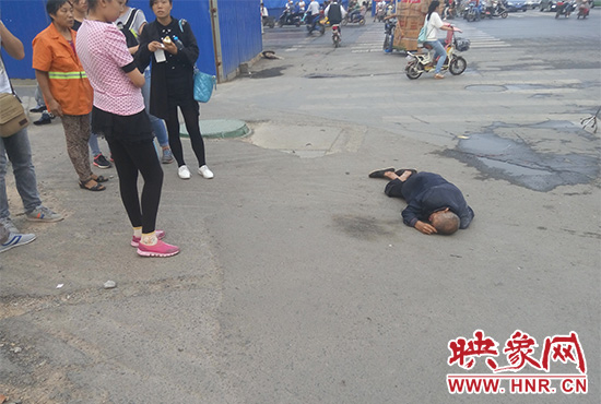 老人倒地后無(wú)人敢扶，過(guò)路市民拍照作證。