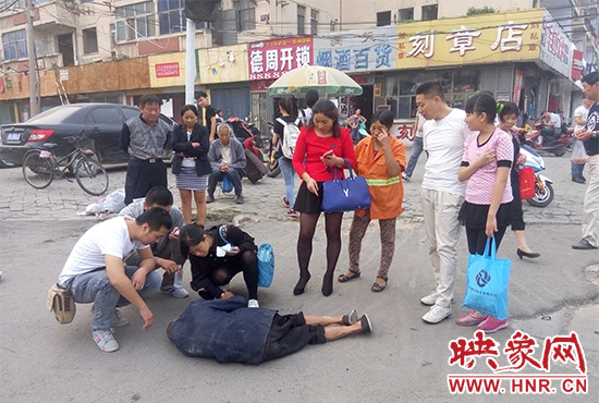 據(jù)附近環(huán)衛(wèi)工人介紹，老人是自己過(guò)路口時(shí)不小心摔倒的。