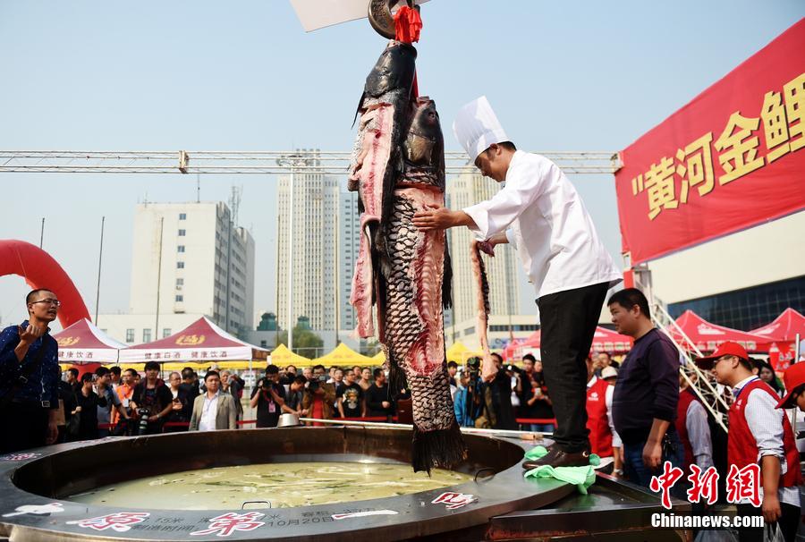 河南鄭州，一個(gè)直徑3.15米，深0.7米，可容納3噸高湯的“中原第一鍋”現(xiàn)場(chǎng)烹煮火鍋盛宴。