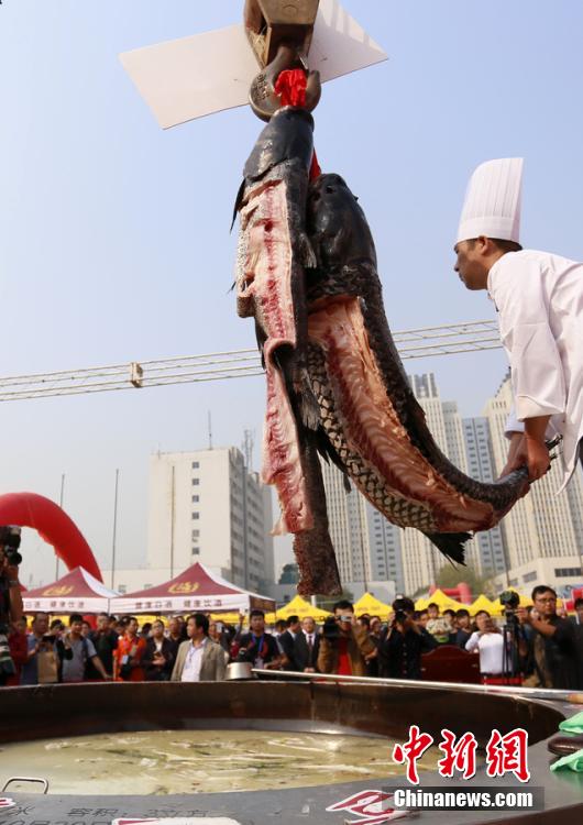 廚師對(duì)魚肉進(jìn)行處理。 圖片來源：CFP視覺中國(guó)