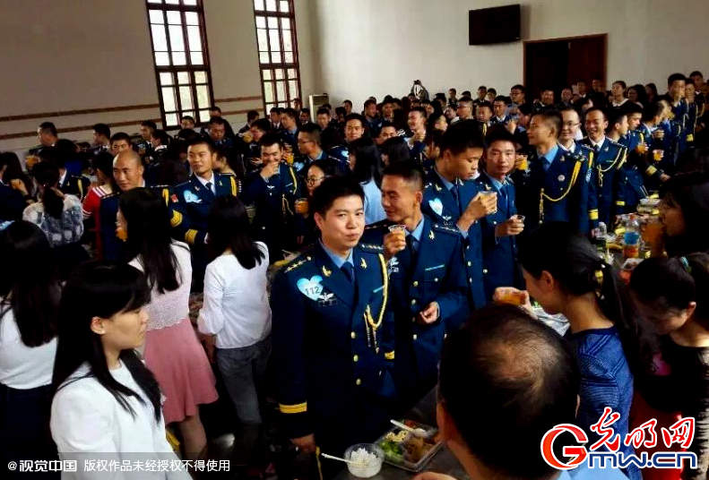 湖北武漢，“嫁人就嫁解放軍”，每年一屆的武漢軍旅姻緣會17日在駐漢空軍某指揮所文化活動中心舉行