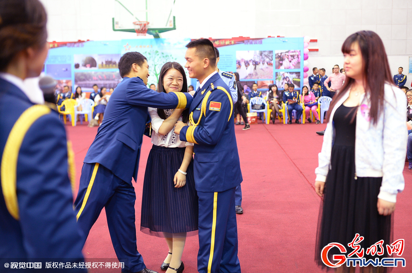 湖北武漢，“嫁人就嫁解放軍”，每年一屆的武漢軍旅姻緣會17日在駐漢空軍某指揮所文化活動中心舉行