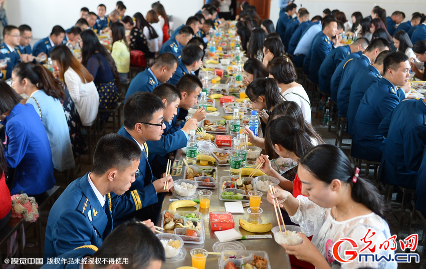 湖北武漢，“嫁人就嫁解放軍”，每年一屆的武漢軍旅姻緣會17日在駐漢空軍某指揮所文化活動中心舉行