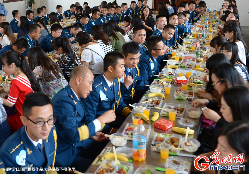 湖北武漢，“嫁人就嫁解放軍”，每年一屆的武漢軍旅姻緣會17日在駐漢空軍某指揮所文化活動中心舉行
