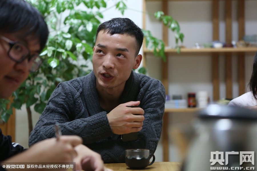 網(wǎng)絡(luò)紅人葉良辰現(xiàn)身浙江臺州，接受記者的專訪。