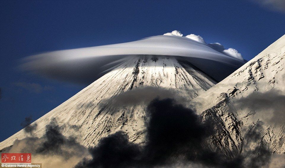 火山上籠罩著類似于外星飛碟形狀的云彩，場景猶如科幻大片。
