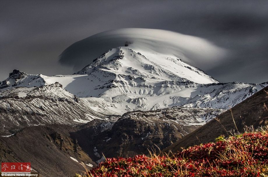 火山上籠罩著類似于外星飛碟形狀的云彩，場景猶如科幻大片。