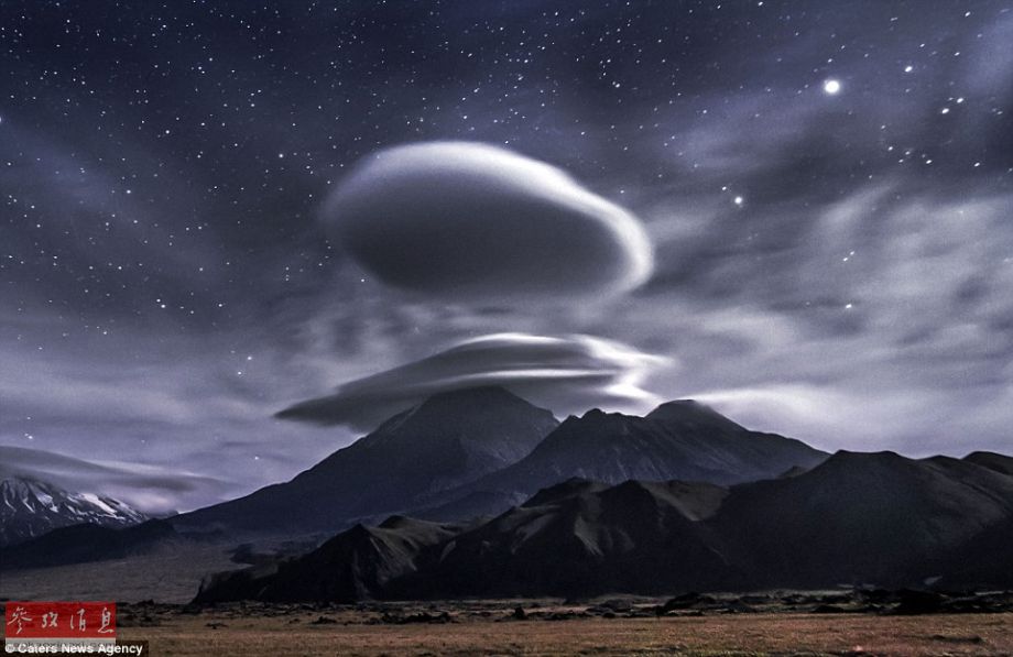 火山上籠罩著類似于外星飛碟形狀的云彩，場景猶如科幻大片。