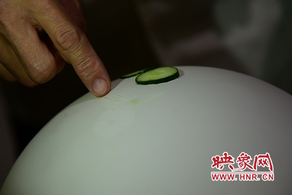 在面團(tuán)氣球上切菜。