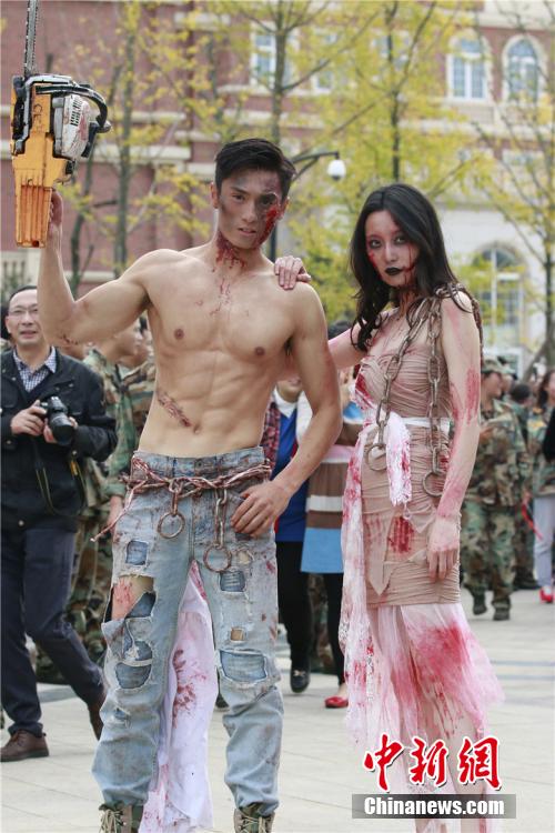 男神教師扮“鬼”學(xué)生稱其為“史上顏值最高男鬼”。何浠 攝