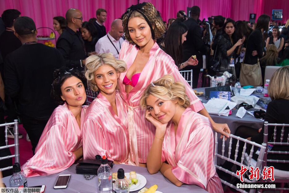 圖為模特Jacquelyn Jablonski（左起），Devon Windsor，Gigi Hadid和Rachel Hilbert在后臺合影。