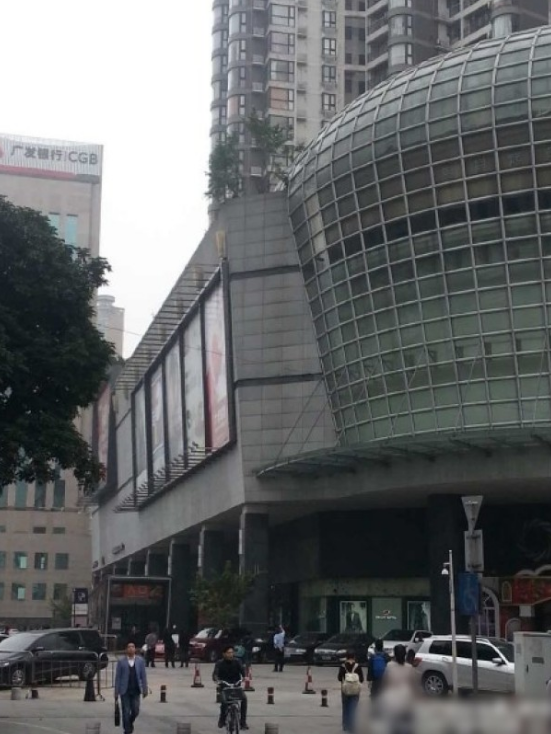 一輛停在停車位上的寶馬轎車，被墜落的樹枝砸中，樹枝徑直插入車內(nèi)，現(xiàn)場(chǎng)引發(fā)不少市民圍觀拍照。