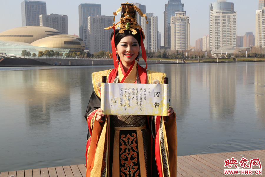 扮成羋月的女子叫小賈，今年27歲，家在鄭州，有房有車。