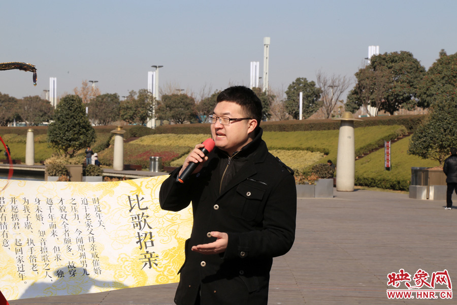 多位在鄭東新區(qū)CBD如意湖附近寫字樓上班的單身男性，聞?dòng)嵡皝沓钁?yīng)征。