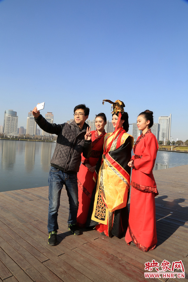 在比歌招親現(xiàn)場(chǎng)，有許多人圍觀拍照。