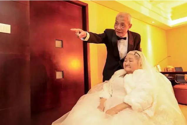 情人節(jié)最溫暖告白！84歲老人包下整樓示愛老伴