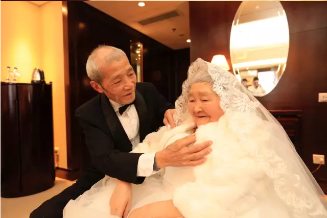 情人節(jié)最溫暖告白！84歲老人包下整樓示愛老伴