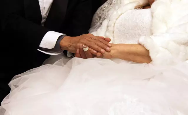 情人節(jié)最溫暖告白！84歲老人包下整樓示愛老伴