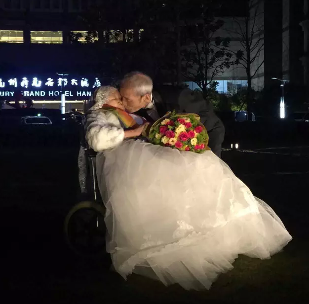 情人節(jié)最溫暖告白！84歲老人包下整樓示愛老伴