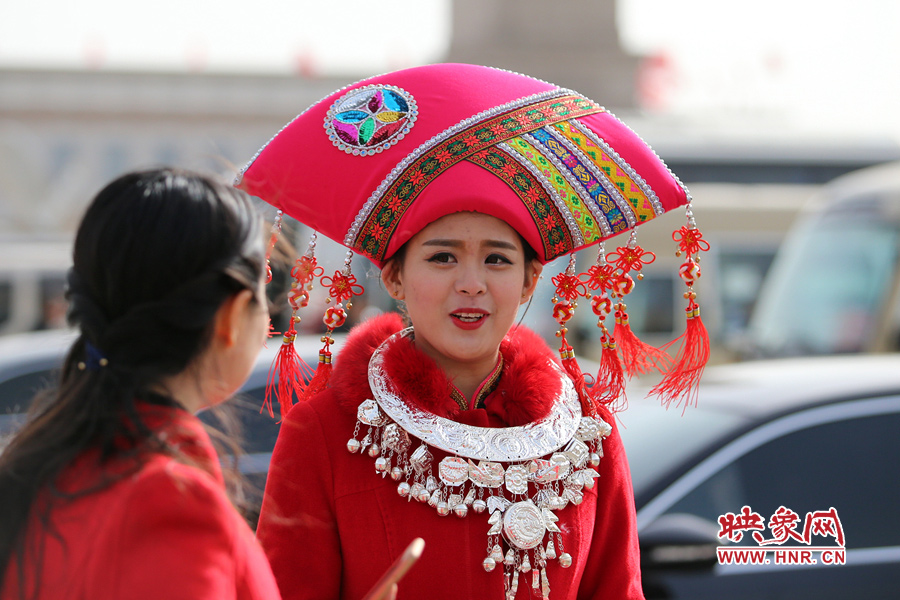 漂亮的頭飾配美女，回頭率相當(dāng)高