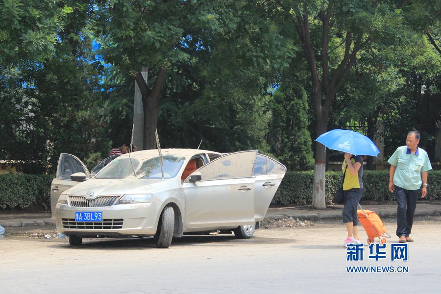 大雨過后艷陽(yáng)天  新鄉(xiāng)車主晾曬忙