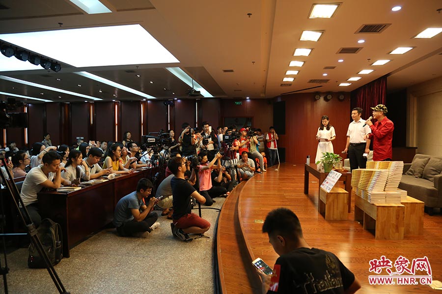 河南本土主流媒體基本全部到場，六小齡童接受記者提問。