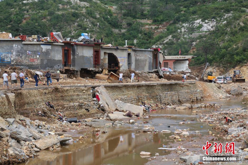 圖為都里鎮(zhèn)小河兩岸的民宅受損嚴重。