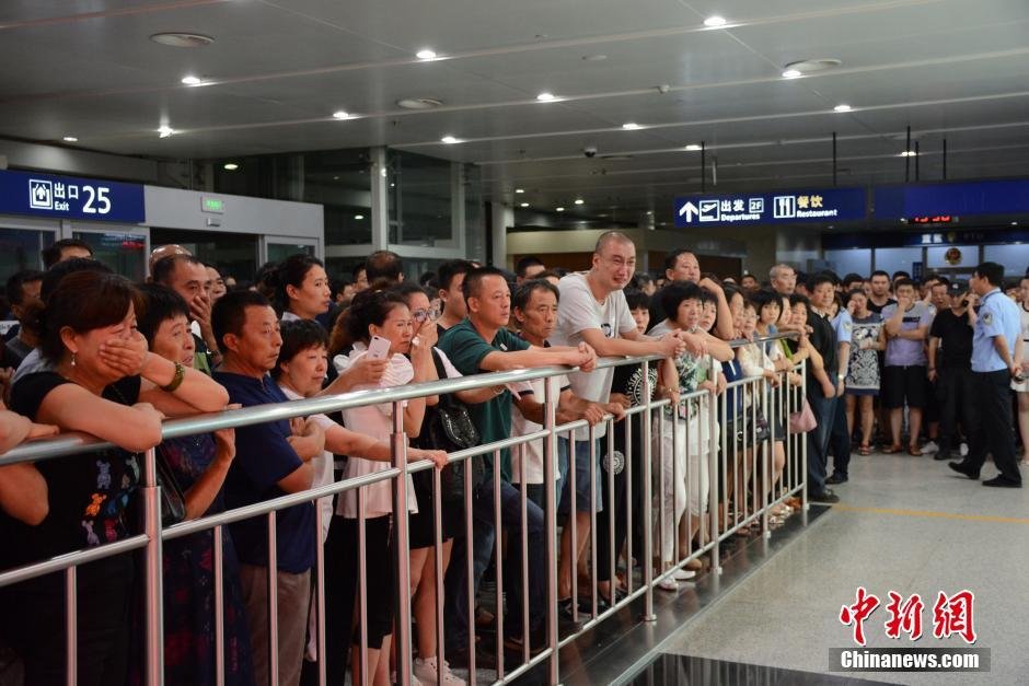 當(dāng)日18時許，前來接機的家屬陸續(xù)來到大連機場，等候著其他親屬帶著親人骨灰“回家”。