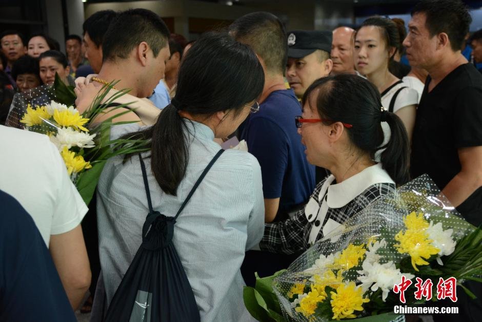 19時30分許，23位罹難者家屬代表陸續(xù)走出機場，多位家屬失聲痛哭。