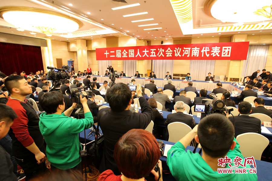 記者擠滿了媒體區(qū)，前來(lái)聽取河南“聲音”