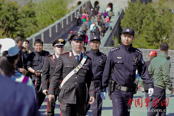 中意警察編隊(duì)巡邏。本網(wǎng)記者 陳路坤 攝