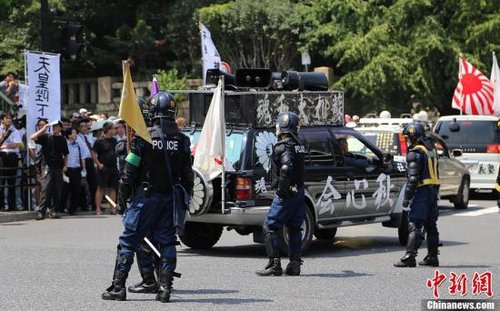 現(xiàn)場10多名日本警察身穿防暴制服，嚴(yán)防右翼份子鬧事。