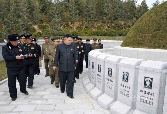 原文配圖：金正恩前往烈士墓拜祭。