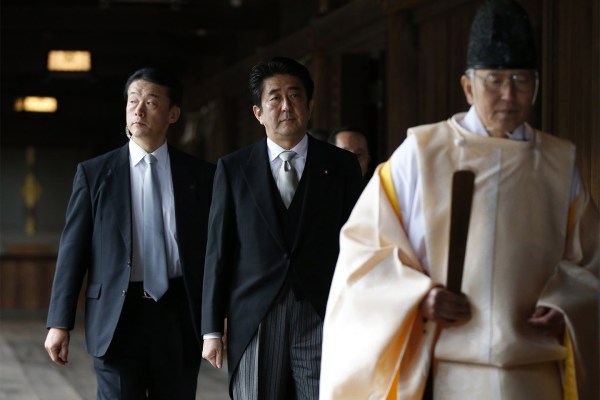 當(dāng)?shù)貢r(shí)間2013年12月26日，日本東京，日本首相安倍晉三抵達(dá)靖國神社。