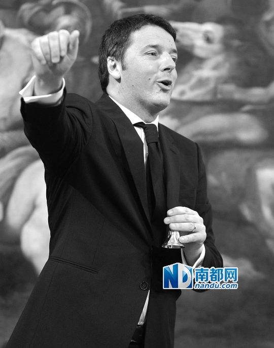 2月22日，在意大利羅馬總理府，新任總理馬泰奧·倫齊搖鈴象征正式行使總理權(quán)力。