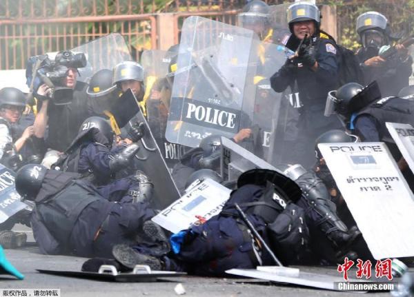 當?shù)貢r間2月18日，泰國曼谷警方與示威者發(fā)生沖突。