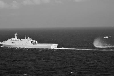 11日，抵達(dá)馬航飛機(jī)失聯(lián)海區(qū)的海軍井岡山艦與艦載直升機(jī)協(xié)同展開立體搜救行動(dòng)。新華社發(fā)