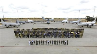 4月29日，澳大利亞珀斯，馬航MH370空中搜索正式結(jié)束，參與搜索的多國部隊在離開前留影紀念。