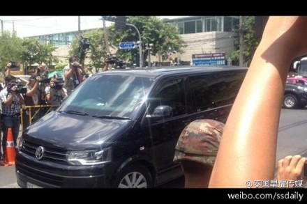英拉乘坐其私人防彈車抵達軍方設施。