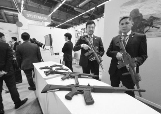 　日本企業(yè)在歐洲國(guó)際防務(wù)展上展示橡膠槍。