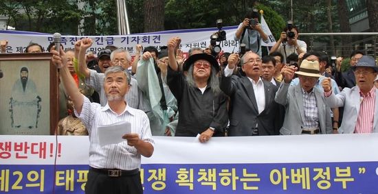 7月2日，在韓國(guó)首爾的日本駐韓國(guó)大使館前，民眾手持標(biāo)語(yǔ)參加抗議活動(dòng)。