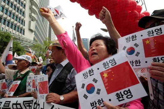 7月2日，在中國(guó)駐韓使館前，韓國(guó)民眾集會(huì)歡迎中國(guó)國(guó)家主席習(xí)近平訪韓，并打出寫(xiě)有“釣魚(yú)島是中國(guó)的土地”字樣。