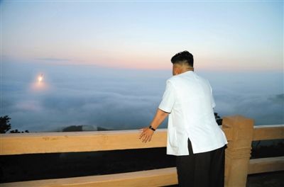 　朝鮮最高領(lǐng)導人金正恩正在觀看導彈發(fā)射。