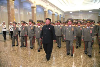 金正恩率領(lǐng)軍隊(duì)領(lǐng)導(dǎo)人等前往平壤錦繡山太陽(yáng)宮瞻仰了金日成、金正日的遺容。
