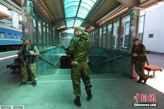 烏克蘭政府軍和民間武裝在頓涅茨克機(jī)場火車站附近發(fā)生激烈交火,火車站附近街道受到炮彈猛烈襲擊。